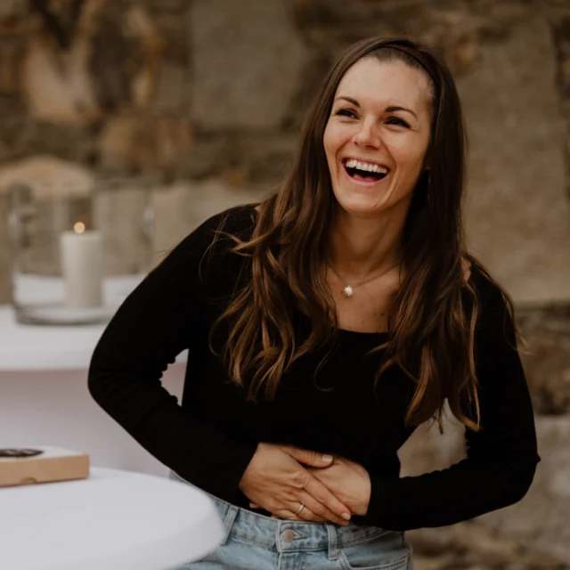 Dieses Jahr geht zu Ende – und ich spüre, wie viel es in mir hinterlassen hat. Momente, die laut waren, und solche, die ganz leise geblieben sind. Gefühle, die mich überrascht haben. Erfahrungen, die mich verändert haben.

Nicht alles war einfach. Manche Tage haben Kraft gekostet. Aber heute sehe ich: All das hatte seinen Sinn. Es hat mich wachsen lassen und mich näher zu mir selbst gebracht.

Gleichzeitig durfte dieses Jahr auch so viel Schönes entstehen. Wertvolle Zeit mit meiner Familie und meinen Freunden. Gemeinsame Urlaube, Lachen, Erinnerungen, die bleiben und mich heute noch wärmen 🤍

Ein ganz besonderer Meilenstein war auch die Verwirklichung eines großen Traums: mein eigener Schauraum und mein eigener, großer Arbeitsbereich. Etwas, das lange in meinem Herzen war und dieses Jahr Realität geworden ist – dafür bin ich unendlich dankbar.

Zum Jahresende halte ich inne und denke an die Menschen, die mich begleitet haben. Die geblieben sind. Die zugehört haben. Die da waren – oft ganz leise, aber immer echt.

Ich verabschiede dieses Jahr nicht mit Perfektion, sondern mit Frieden. Mit einem vollen Herzen und dem Vertrauen, dass alles, was kommt, genau zur richtigen Zeit kommen wird ✨

Danke an alle, die dieses Jahr Teil meines Weges waren. Für Nähe, Unterstützung, Vertrauen und all die gemeinsamen Momente. Ihr habt dieses Jahr besonders gemacht 🤍