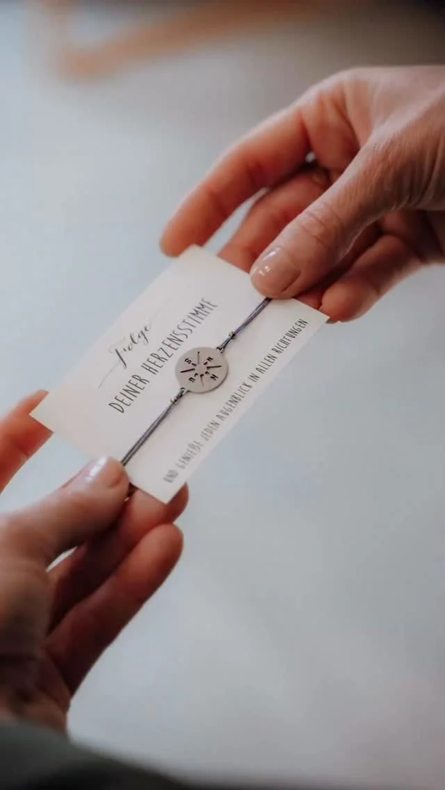 ✨ Neues Jahr. Neue Wege. Deine Richtung. ✨

„Folge deiner Herzenstimme und genieße jeden Augenblick – in jede Richtung.“
Dieses Kompass-Armband erinnert dich daran, dass dein Herz der beste Wegweiser ist.
Egal, wohin dich 2026 führt: Geh mutig. Geh bewusst. Geh deinen Weg. 🤍

🧭 Im Shop erhältlich
🎁 Special im Jänner: Zu jeder Bestellung gibt es einen Glücksbringer dazu – als kleiner Begleiter für all deine Wege.

👉 Speichere dir diesen Beitrag, wenn du dir selbst (oder einem Herzensmenschen) eine Erinnerung schenken willst, immer auf die innere Stimme zu hören.
✨ Link zum Armband im Shop ✨

#neuesjahr #kompassarmband #herzensweg #folgedirselbst #schmuckmitbedeutung