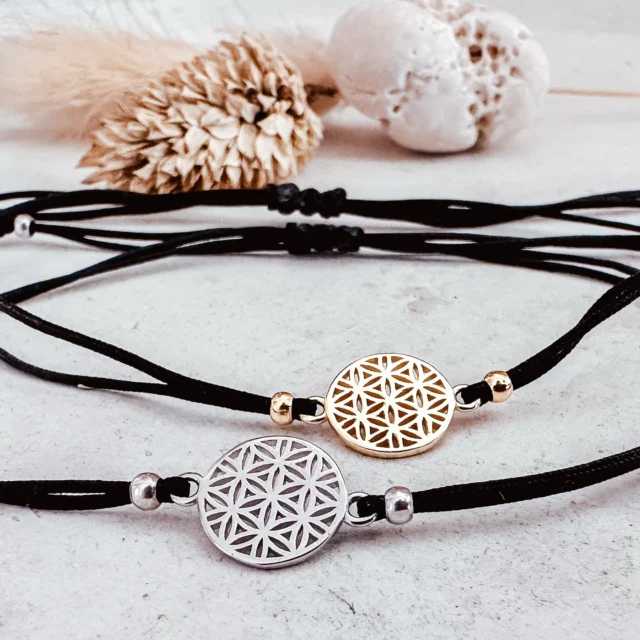 Das filigrane Armband aus 925 Sterling Silber begleitet dich im Alltag als kraftvolles Zeichen für Balance, Energie und inneres Wachstum. Zeitlos im Design, fein in der Ausstrahlung und angenehm zu tragen – ein Schmuckstück, das nicht nur schmückt, sondern auch Bedeutung trägt.

✨ Bedeutung der Lebensblume:
Sie gilt als Symbol der vollkommenen Ordnung und erinnert uns daran, dass alles miteinander verbunden ist. Die Lebensblume kann dabei helfen, Ruhe zu finden, neue Kraft zu schöpfen und im eigenen Mittelpunkt zu bleiben.

#Lebensblume #SterlingSilber #925Silber #Handgemacht #SpirituellerSchmuck