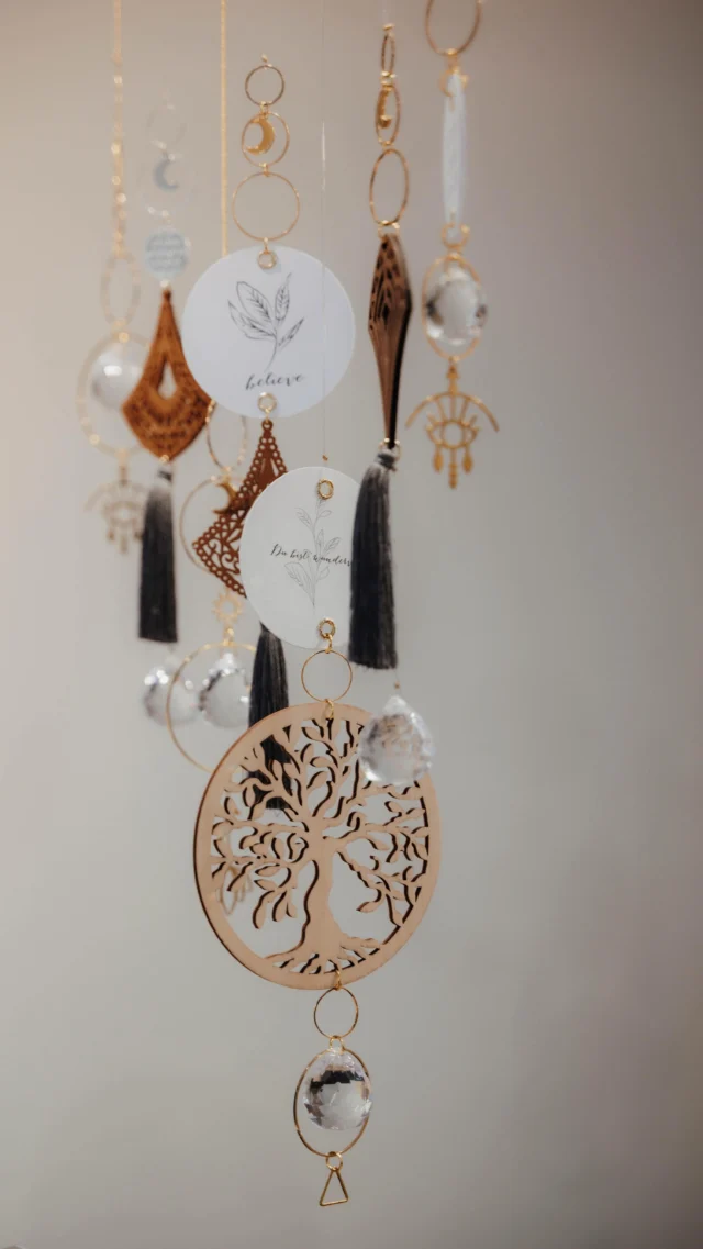 ✨ Wenn Licht auf Bedeutung trifft ✨

Diese Lichtfänger / Sonnenbrecher verwandeln Sonnenstrahlen in kleine Glücksmomente 🌈
Am Fenster aufgehängt, erinnern sie uns täglich an das, was wirklich zählt.

🌳 Lebensbaum – Kraft, Wachstum & Verbundenheit
🌸 Lebensblume – Harmonie, Energie & Balance
☀️ Sonne – Lebensfreude, Wärme & Neubeginn
🪷 Lotusblume – Ruhe, Vertrauen & innerer Frieden

Alle Lichtbrecher sind ab sofort im Online-Shop bei Schätzen erhältlich ✨
🎁 Ein besonderes Geschenk – für Herzensmenschen oder für dich selbst.

👉 Speichere dir diesen Beitrag, wenn du Licht & Bedeutung verschenken oder später wiederfinden möchtest.

#lichtfänger #sonnenbrecher #fensterschmuck #spirituelleswohnen #symbolkraft