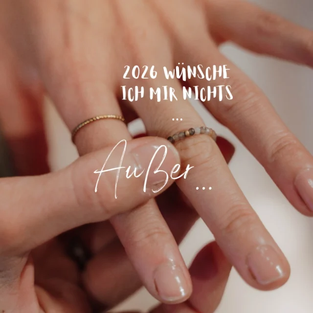 2026.	

Ich muss nichts verändern.

Nicht, weil mir Ziele fehlen,
sondern weil ich gelernt habe, zufrieden zu sein.
Hinzu­spüren. Dankbar zu sein für das, was da ist.

Mein Opa sagt mir das immer wieder:
Zufriedenheit und Dankbarkeit
sind die wichtigsten Werte im Leben.
Und je älter ich werde,
desto mehr spüre ich, wie wahr das ist.

Ich bin dankbar für das,
was ich mit meinen Händen erschaffe.
Für mein Handmade-Business,
das in seinem eigenen Tempo wachsen darf –
leise, ehrlich, beständig.

Dankbar für Menschen, die bleiben.
Für Arbeit, die sich gut anfühlt.
Für Tage, die leicht sind,
auch wenn sie voll sind.

Alles darf sein, wie es ist. Alles kommt zum RICHTIGEN Zeitpunkt! 
Und ich glaube genau darin liegt das Glück.

#Dankbarkeit #Zufriedenheit #HandmadeBusiness #SlowLiving
#AchtsamesArbeiten WerteDieBleiben
