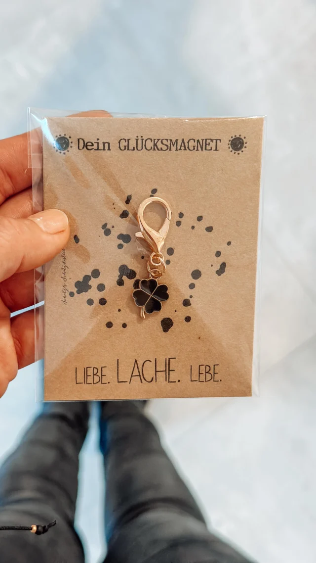 🍀 Neuer Glücksmagnet im Shop!
Unser kleines Kleeblatt als Schlüssel- oder Taschenanhänger begleitet dich auf all deinen Wegen – oder ist das perfekte Geschenk für liebe Menschen. ✨💛
Mit Liebe, Lachen, Liebe – dein Glücksmagnet jetzt im Onlineshop!

#Glücksmagnet #KleeblattLiebe #Schlüsselanhänger #Taschenanhänger #Geschenkidee