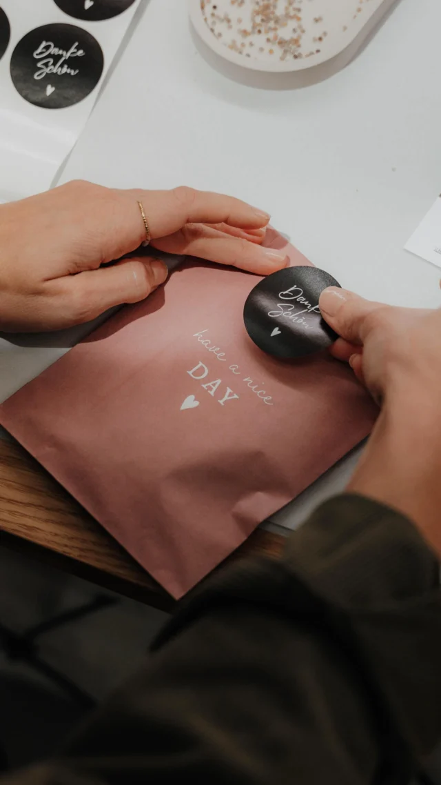 „Neues Verpackungsmaterial ist da! ✨📦
Ich zeige euch, wie ich alles auspacke, sortiere und vorbereite – ein kleiner Einblick in meinen Alltag hinter den Kulissen. Jetzt ist alles bereit für den Versand und eure Bestellungen!
PS: Ich habe den Versandanbieter gewechselt… Mit  DPD läuft alles noch ein bisschen schneller und einfacher 😉💛 
Systemumstellungen kosten Energie, Geld und Vertrauen in den eigenen Weg – zahlen sich aber aus, wenn am Ende alles so funktioniert, wie man es sich wünscht.
#handmade #pakete #handshop #verpackungsliebe