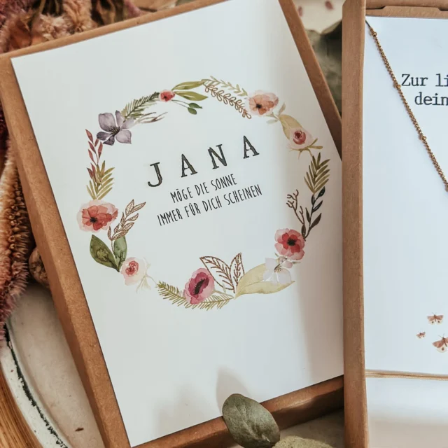 ✨ Für besondere Meilensteine im Leben ✨

Diese Sonnenbox ist für all die Momente entstanden, die gefeiert werden dürfen:
zur kommenden Firmung, zum Geburtstag, zur bestandenen Matura oder zur Führerscheinprüfung.

In der personalisierten Box wartet ein kleines Zeichen voller Bedeutung:
eine Sonnenkette und ein passendes Armband – beides aus rostfreiem Edelstahl, zeitlos, langlebig und dafür gemacht, jeden Tag daran zu erinnern, wie viel Licht in einem steckt. ☀️

Ein Geschenk für Mädchen, Jugendliche und junge Frauen, das nicht laut ist, sondern von Herzen kommt – als Begleiter auf ihrem Weg und als Erinnerung daran, dass sie strahlen dürfen.

🤍 Speicher dir diesen Beitrag für später, wenn der nächste besondere Anlass ansteht.
🛍️ Die Sonnenbox findest du im Onlineshop bei Schätze Geschenkideen.
.
#Geschenkidee #FirmungGeschenk #Geburtstagsgeschenk #Matura 
#Führerscheinprüfung