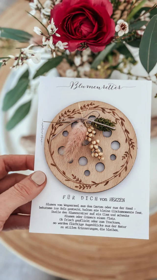 Blumen bekommen bei mir jetzt eine zweite Chance 🌸
Mit meinem neuen Blumenretter kannst du jede Blume wunderschön arrangieren –
egal ob aus dem Garten, von den Kindern gepflückt oder ein einzelner Stiel, der sonst keine Vase findet.

✨ Einfach ein Glas, Trinkglas oder eine Vase nehmen
✨ Holzsteckhilfe einsetzen
✨ Blumen einstecken & fertig ist dein kleines Arrangement

Handgemacht, nachhaltig und einfach schön 💛
Perfekt als kleines Mitbringsel zu Ostern, zum Geburtstag
oder gleich zusammen mit einem Blumenstrauß verschenken.

👉 Jetzt neu im Onlineshop - Bei Schätze Geschenksideen - Speichern für später 
🌿 Blumen retten statt wegwerfen

#blumenretter #blumenliebe #nachhaltigwohnen #ostergeschenk #mitbringsel blumendeko handgemacht blumenarrangement secondchanceflowers