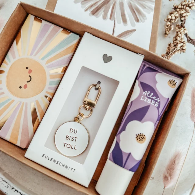 Geschenkbox ✨

Die liebevoll zusammengestellte Geschenkbox ist die perfekte kleine Aufmerksamkeit für besondere Menschen. Verpackt in einer hochwertigen Kraftpapierschachtel enthält sie eine Postkarte mit der Botschaft „weil du etwas Besonderes bist“, eine Schokolade mit Sonnenmotiv, eine blumige Handcreme und einen Schlüsselanhänger mit „Du bist toll“.

Ideal als Abschlussgeschenk, Muttertagsgeschenk, Geburtstagsgeschenk für Freundinnen oder als liebevolle Überraschung fürs Osternest — eine Geschenkidee, die von Herzen kommt.

Die Box findet ihr jetzt im Onlineshop bei Schätze Geschenkideen. 💛 Für später speichern 

#Geschenkbox #Geschenkidee #Muttertagsgeschenk #Geburtstagsgeschenk #Freundschaftsgeschen