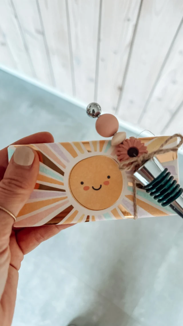 🌸 Der Frühling ist im Schauraum eingezogen! 🌸

Entdecke die farbenfrohen Neuheiten für Frühling, Ostern und besondere Anlässe wie Erstkommunion, Firmung und Taufe – alles liebevoll ausgewählt und bereit, von dir entdeckt zu werden. 💛

Vor Ort kannst du alles nach deinen Wünschen personalisieren und individuell zusammenstellen. So entstehen Geschenke, die wirklich von Herzen kommen. 🎁✨
Besonders schön: Unsere Geschenkeboxen für Geburtstage oder jeden anderen Anlass – liebevoll gestaltet und perfekt zum Verschenken. 🌷

Komm vorbei, lass dich inspirieren und gestalte dein ganz persönliches Frühlingsglück! 💐 Sichere dir eine Termin ! Gerne per DM oder Mail - du kannst mich auch anrufen! 
.
#FrühlingImSchauraum #GeschenkeMitLiebe #PersonalisierteGeschenke #Ostern2026