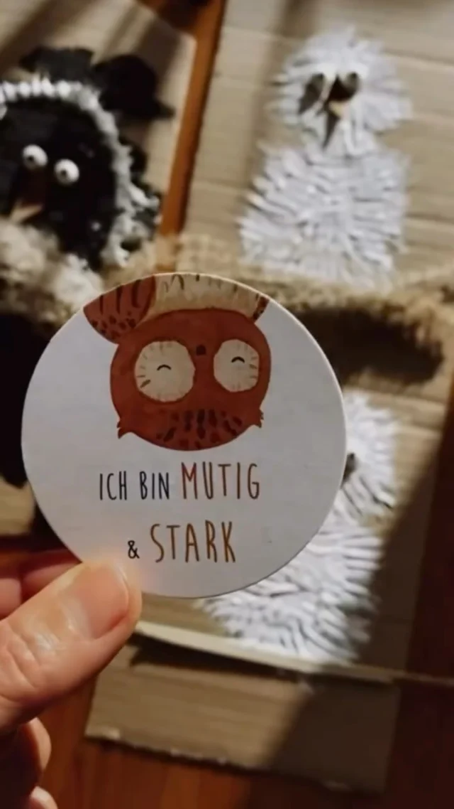 DIY - Schneeeulen 🦉 Basteln mit Kindern
 • 
Das brauchst du:

🦉 alten Karton ( Verpackungsmaterial) 
 • 🦉 weiße Acrylfarbe
 • 🦉Gabel 
 • 🦉Wackelaugen 
 • 🦉Holzast
 • 🦉Papier für den Schnabel 
 • 🦉 Die Kinderaffirmationen findest du im Shop bei Allerlei- Geschenksideen
.
Für später speichern - als Idee 
.
#Diy #geschenkideen #affiramationskarten #basteln #Handmadeshop kinder