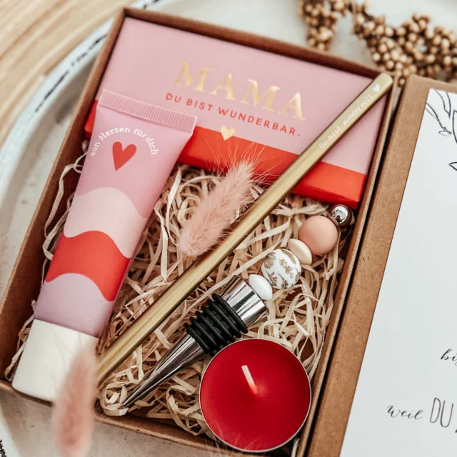 Geschenke für deine Mama - Muttertag 
.
Für später SPEICHERN! Zu finden im Onlineshop bei Anlässe - Geschenke für Mama 
.
Tolle Geschenkebox mit 
❤️ Bleistift 
❤️Schokolade 
❤️Flaschenstoppel
❤️Kerze 
❤️Handcreame 
.
#Muttertag #bestemama #geschenkfürmama #mama