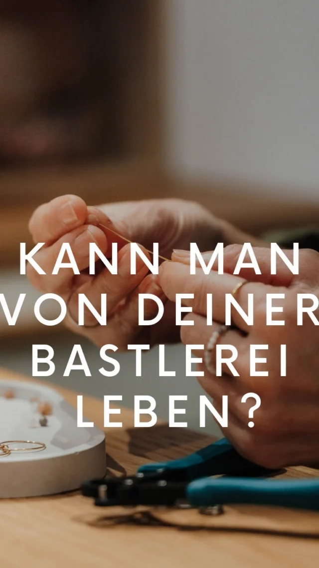 Kann man von deiner Bastlerei leben?

Diese Frage begleitet mich jetzt seit fast 9 Jahren. Und ehrlich? Sie hat mich nie wirklich verletzt — weil ich tief drinnen immer wusste: Das hier ist nicht einfach nur Basteln. Das ist meine Leidenschaft. Und ja… ich kann davon leben.

Mein Business läuft nicht jeden Monat gleich. Es gibt ruhigere Phasen — und dann wieder Monate, die komplett explodieren. Aber wenn ich aufs Jahr schaue, verdiene ich mehr als damals in meinem alten Job… 

Was man dabei nicht in Zahlen messen kann: die Freiheit. Ich kann meine Zeit selbst einteilen. Ich kann die Mama sein, die ich immer sein wollte. Ich kann arbeiten — und trotzdem präsent sein. Und das ist für mich unbezahlbar. 

Über die Jahre habe ich meine Abläufe so aufgebaut und automatisiert, dass ich mir Zeit zurückhole — Zeit für das, was ich liebe: kreativ sein, Zeit für MICH, ….

‼️Und ich möchte euch auch zeigen: Handmade ist so viel mehr als „nur basteln“. Dahinter steckt Buchhaltung, Preiskalkulation, rechtliches Wissen, Social Media, Weiterbildung, Organisation — und ganz viel persönliches Wachstum. Ich habe mir all das Schritt für Schritt selbst beigebracht.

Ich bin unglaublich stolz auf diesen Weg. Nicht, weil alles immer leicht war — sondern weil ich drangeblieben bin. 👌

Und jetzt bin ich neugierig: Welche Handmade-Kolleginnen kennen diese Kommentare auch? Wenn ihr euch darin wiederfindet — schreibt’s mir in die Kommentare. Lasst uns zeigen, wie viel wirklich hinter unserer Arbeit steckt. 💛
.
#hadmadeshop #handmade #onlineshop #geschenksideen