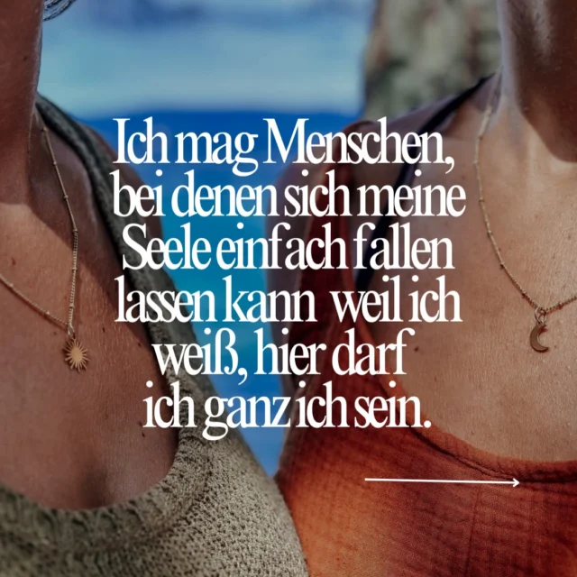 Manche Menschen fühlen sich einfach wie Zuhause an.
Sie bleiben, wenn es schwer wird, feiern mit dir die kleinen Dinge und erinnern dich daran, wie wertvoll echte Verbindung ist.
.
Wenn du so einen Herzensmenschen hast — sag es ihm.
Markiere ihn in den Kommentaren oder schick ihm diesen Beitrag, damit er weiß, wie besonders er für dich ist. 🤍
.
Speicher dir den Post auch für später — falls du einmal nach einer besonderen Geschenkidee suchst.
.
Für genau solche Verbindungen gibt es unser Soul-Sisters-Set (Sonne & Mond):
„Du wundervoller Mensch, danke, dass du in meinem Leben bist.“
Ein Symbol für Menschen, die bleiben. Du findest die Box bei Schätze Geschenksideen im Shop oder auch auf Anfrage im Schauraum 
.
#freundschaft #soulmate #geschenke  #freundinnenfürsleben