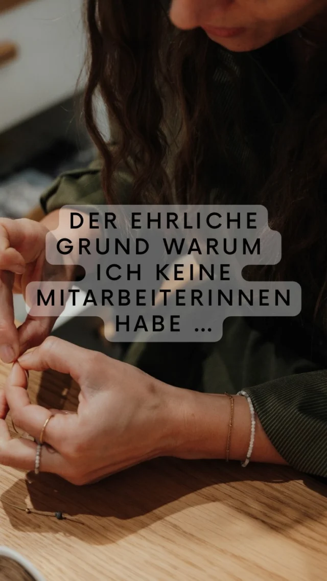 „Warum hast du eigentlich keine Mitarbeiter?“ — diese Frage bekomme ich so oft… und heute nehme ich euch mal ehrlich mit hinter die Kulissen.
.
Nein — es liegt nicht daran, dass ich zu wenig Arbeit habe. Ganz im Gegenteil. Seit drei Jahren sitze ich nach jeder stressigen Saison da und frage mich: Soll ich jemanden einstellen… oder nicht?
.
Und jedes Mal komme ich zur gleichen Erkenntnis:
Ich möchte mir keinen zusätzlichen Druck aufbauen … Ein Mitarbeiter bedeutet Verantwortung — Gehalt, Urlaub, Planung, konstante Aufträge. Und ja, vielleicht könnte ich damit schneller wachsen…
.
Aber mein Ziel ist nicht höher, schneller, weiter.
Mein Ziel ist: zufrieden arbeiten.
.
Ich habe mich bewusst dafür entschieden, ein Business zu führen, das zu meinem Leben passt — nicht andersrum. Weniger Druck bedeutet für mich mehr Klarheit, mehr Freude an meiner Arbeit und am Ende des Tages auch: mehr Energie für das, was mir wirklich wichtig ist.
.
✨ Ein Gedanke für dich — gerade in einer Welt, in der Social Media uns ständig sagt: Hol noch mehr aus dir raus. Und ja — Entwicklung ist wichtig. Aber genauso wichtig ist es, regelmäßig zu prüfen: Passt dieser nächste Schritt überhaupt zu meinen Werten und meinem Leben?
.
Der größte Wachstum beginnt sowieso im Inneren — in deinen Entscheidungen, deiner Ruhe, deinem Vertrauen. Und oft ist genau dieser Teil für andere gar nicht sichtbar oder messbar, vor allem nicht auf Social Media. Was man sieht, ist nur das Außen. Was dich wirklich trägt, entsteht leise im Hintergrund. Wachstum darf sich also auch dann richtig anfühlen, wenn es niemand sieht. ✨☀️⭐️
.
👉 Wann hast du zuletzt eine Entscheidung getroffen, die sich richtig angefühlt hat — auch wenn sie nicht nach dem „größeren“ Schritt aussah?
.
#handmadeshop #geschenke #schmuck #mindset