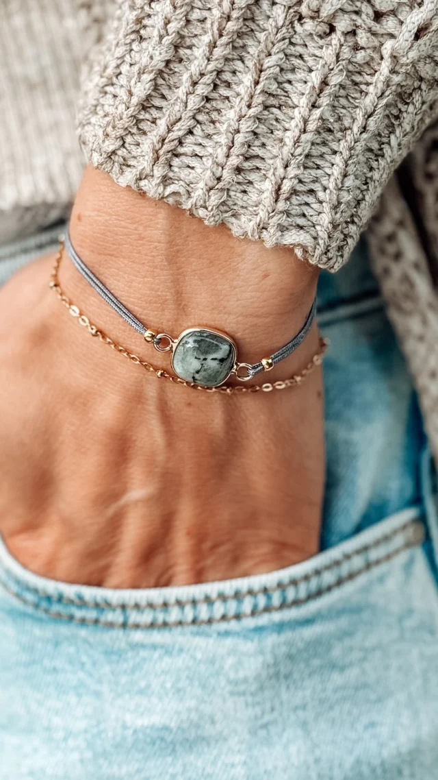 Eigentlich wollte ich mir nur ein paar Armbänder für mich machen… einfach so, zum Spaß. 🤍
Heute — ein paar tausend Armbänder später — ist genau das mein Beruf geworden. Und wisst ihr was? Ich liebe es noch genauso wie am ersten Tag.

Jedes einzelne Stück geht durch meine Hände, mit ganz viel Herz, Geduld und Freude. Und jedes Mal denke ich mir: Wie verrückt schön ist es bitte, dass ich das jeden Tag machen darf? Bald wird das Schatzkisterl 9 Jahre das FEIERN wir natürlich … 

Wenn ihr also euer ganz persönliches Lieblingsarmband sucht — etwas, das sich nach euch anfühlt — dann wisst ihr ja, wo ihr mich findet. ✨
#schmuck  #armbänder #handmade #armband #diy