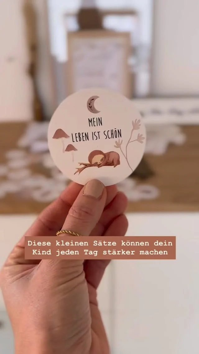 Kleine Worte, große Wirkung 💛
Diese Affirmationskarten schenken deinem Kind Mut, Selbstvertrauen und ein Lächeln am Morgen.
Swipe durch und entdecke liebevolle Affirmationen, die Kinder stark machen – und die Eltern beruhigen ✨ 
JETZT im ONLINESHOP 
#KinderStärken #PositiveWorte #Affirmationskarten #Selbstbewusstsein“