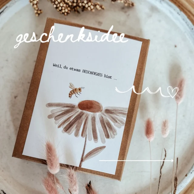 Geschenkbox ✨

Die liebevoll zusammengestellte Geschenkbox ist die perfekte kleine Aufmerksamkeit für besondere Menschen. Verpackt in einer hochwertigen Kraftpapierschachtel enthält sie eine Postkarte mit der Botschaft „weil du etwas Besonderes bist“, eine Schokolade mit Sonnenmotiv, eine blumige Handcreme und einen Schlüsselanhänger mit „Du bist toll“.

Ideal als Abschlussgeschenk, Muttertagsgeschenk, Geburtstagsgeschenk für Freundinnen oder als liebevolle Überraschung fürs Osternest — eine Geschenkidee, die von Herzen kommt.

Die Box findet ihr jetzt im Onlineshop bei Schätze Geschenkideen. 💛 Für später speichern 

#Geschenkbox #Geschenkidee #Muttertagsgeschenk #Geburtstagsgeschenk #Freundschaftsgeschen
