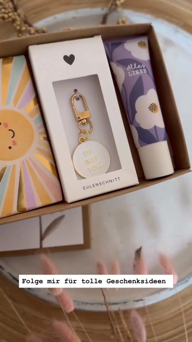 „Wenn du das siehst: Hast du einen kleinen Handmadeshop entdeckt, der ganz viel Herzblut in jedes einzelne Produkt steckt 💛
Folge mir für mehr Inspiration und schau in meinem Onlineshop vorbei – vielleicht findest du dein neues Lieblingsstück! ✨“

#HandgemachtMitLiebe #Herzensprodukte #KreativMitHerz #InspirationFürDich #OnlineshopLiebe SupportSmallBusiness LiebeImDetail FolgeMirFürMehr