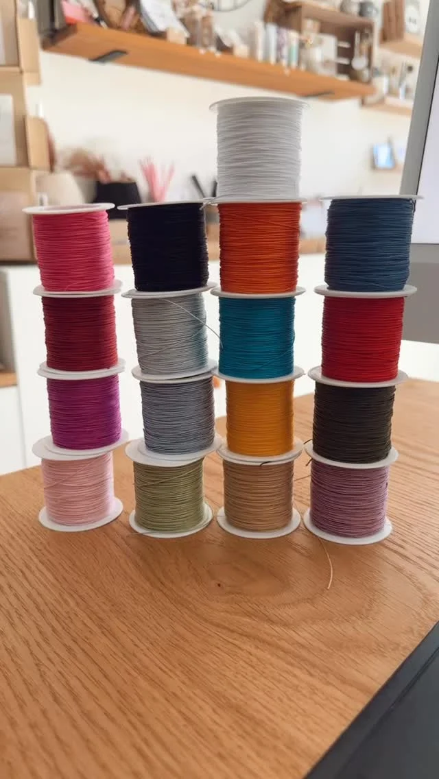 Manchmal fehlen uns die richtigen Worte.
Und manchmal sagt ein kleines, persönliches Geschenk mehr als tausend Sätze.

In meinem Onlineshop findest du liebevolle Geschenkideen für Hinterbliebene –
Trauergeschenke für Menschen, die jemanden verloren haben.
Kleine Erinnerungsstücke, die Nähe schenken, wenn Worte nicht reichen.

Du kannst dein Armband ganz individuell gestalten:
✨ Farbe wählen
✨ Anhänger auswählen
✨ Deinen Wunschtext erstellen

Und schon entsteht ein persönliches Schmuckstück –
für dich selbst, für deine Freundin, deine Schwester, deine Mama
oder als besonderes Geschenk zum Geburtstag, zur Firmung, zur Taufe
oder für einen ganz persönlichen Moment im Leben.

Schau gerne im Onlineshop vorbei –
in der Kategorie „Anlässe“ findest du alle besonderen Herzensstücke. 🤍