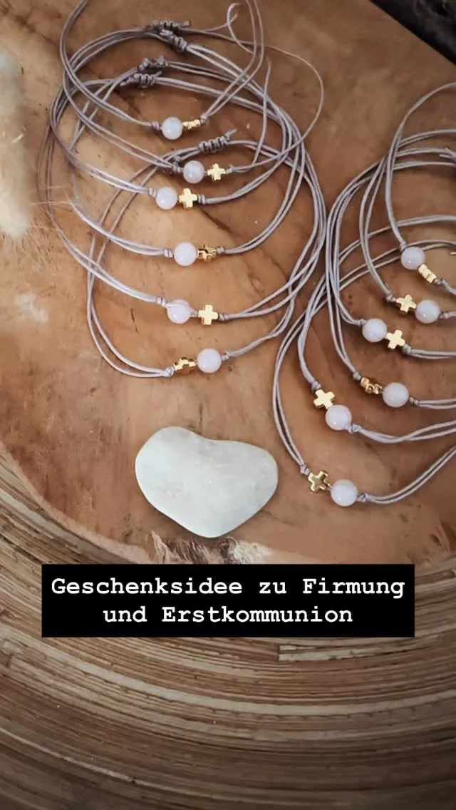 Heute nehme ich dich mit hinter die Kulissen 🤍

So entstehen meine Firm- und Erstkommunionsboxen –
mit ganz viel Liebe zum Detail, handgemacht in Oberösterreich.

Jedes Armband – wie hier mit Kreuz und zartem Rosenquarz –
wird von mir sorgfältig gefertigt.
Ein kleines Symbol für Schutz, Vertrauen und Herzenswärme.

Verpackt wird es in einer hochwertigen Kraftpapierbox,
ergänzt mit einer liebevoll gestalteten Postkarte
mit persönlichen Wünschen für diesen besonderen Tag.

Und als bleibende Erinnerung liegt ein Holzkreuz bei,
das man aufstellen kann –
ein stiller Begleiter über die Feier hinaus.

Ein wunderschönes, persönliches Geschenk
zur Firmung oder Erstkommunion 🤍

Ab sofort im Onlineshop erhältlich ✨