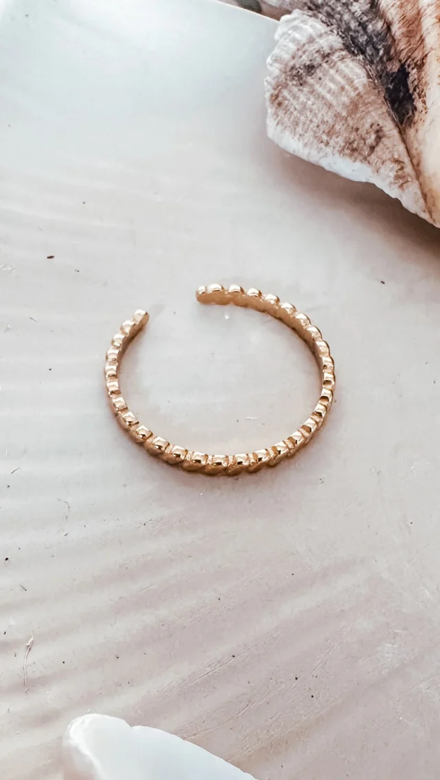 So sieht es wirklich aus, wenn ich einen meiner handgemachten Smaragd-Ringe fertige 💎✨
Keiner sieht, wie oft mir der Faden reißt und alle Perlen wieder runterfallen 😅 – und gleichzeitig höre ich Podcasts, um mich persönlich und unternehmerisch weiterzubilden 🎧.
Von der ersten Perle bis zum fertigen Ring steckt jede Menge Herzblut, Geduld und Liebe im Detail. 💚
.
#handmade #schmuck #ringe #geschenk