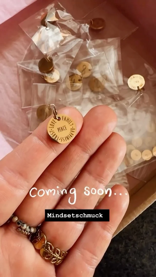 ✨ Unboxing-Time! ✨
Heute zeige ich euch die wunderschönen, gravierten Anhänger die mir @dekoliebe.by.eni angefertigt hat. 

❤️COMING SOON❤️
M I N D S E T  Armbänder und Halskette! 

Und das Beste: Zu jedem passenden Armband gibt es bald eine Meditation oder kleine Hypnoseeinheit von @tanjapeterseil.hypnose , die perfekt zu Affirmationen wie Lebensfreude, Dankbarkeit, Vertrauen, Wertvoll passt. 🌸
.
Ich bin so gespannt, diese besonderen Stücke mit euch zu teilen! 💫
.
👀 Willst du als Erste/r Bescheid wissen, wann die Armbänder und Meditationen online sind? Kommentiere hier unten, und ich halte dich auf dem Laufenden! 💛
.
#Unboxing #DankeEni #Schmuckliebe #Achtsamkeit #Meditation Affirmationen Selbstliebe Lebensfreude Vertrauen Joy Dankbarkeit Mindfulness Hypnose JewelryWithMeaning SoulfulStyle