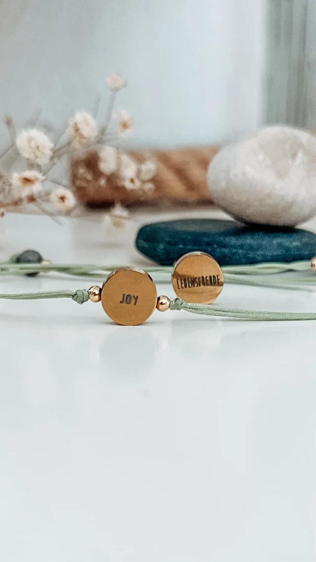 Oh mein Gott – alle Fotos der neuen Mindset-Armbänder sind im Kasten! ✨

Jetzt warte ich nur noch auf die wunderschönen Meditationen von @tanjapeterseil.hypnose die jeweils passend zur Affirmation bzw. zum besonderen Wort des Armbands entstehen. Ab Mitte/Ende März werden sie dann im Shop erhältlich sein.

Ich freue mich riesig darauf, sie euch endlich zeigen zu können! 💛
#armbänder #mindsetschmuck #mindsetarmband #handmade
