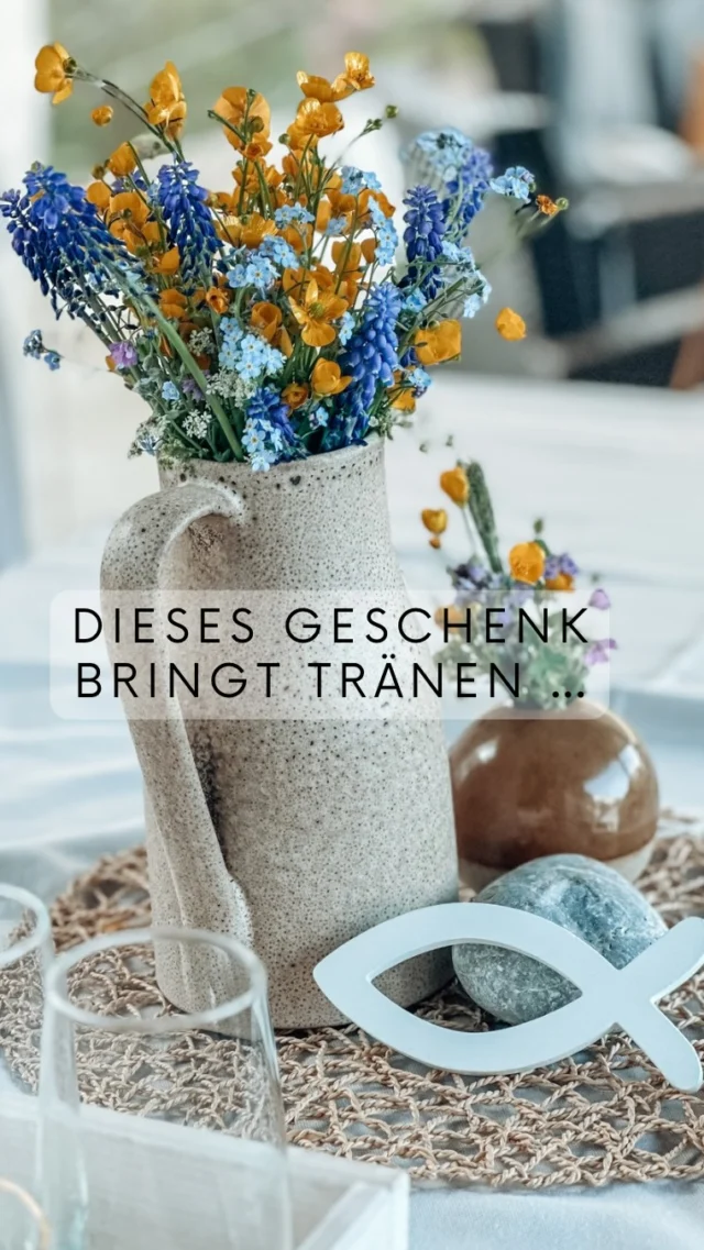 Das hier ist keine normale Geschenkbox.
Das ist eine Zeitkapsel.

Bei besonderen Anlässen wie Erstkommunion oder Firmung
füllen Familie und Gäste Karten mit persönlichen Worten aus —
mit echten Gedanken, echten Wünschen, echten Unterschriften.

Alles wird gesammelt, verschlossen
und erst Jahre später wieder geöffnet.

Stell dir diesen Moment vor.
Wenn ein erwachsener Mensch liest,
was ihm als Kind mitgegeben wurde.

Du findest die Zeitkapsel jetzt im Onlineshop
für die besonderen Anlässe - Erstkommunion! 
Für später SPEICHERN 
.
#zeitkapsel #erskommunion #geschenkezurKommunion #geschenke