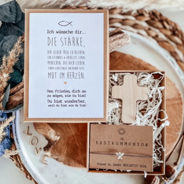 Du suchst ein passendes Geschenk zur Erstkommunion? ✨

In meinem Onlineshop oder auch vor Ort findest du wunderschöne und besondere Geschenkideen für diesen wichtigen Tag. Damit du dir keine Gedanken mehr machen musst, gibt es bereits fertige Geschenkeboxen, die mit viel Liebe zusammengestellt sind. 🎁

Ob Armbänder, eine Zeitkapsel für besondere Erinnerungen, ein Erstkommunionsbuch zum Dokumentieren dieses wundervollen Erlebnisses oder liebevoll gestaltete Geschenkeboxen mit Sonnenkette und Armband – hier findest du alles, was das Herz begehrt.

Außerdem gibt es personalisierte Drucke, Einladungen und kleine Gastgeschenke, die diesen Tag noch besonderer machen. 💛
.
Für später Speichern .
.

	•	#Einladungen
	•	#Gastgeschenke
	•	#FeierPlanen
	•	#Familienfest

Schau gerne vorbei und finde das perfekte Geschenk zur Erstkommunion.