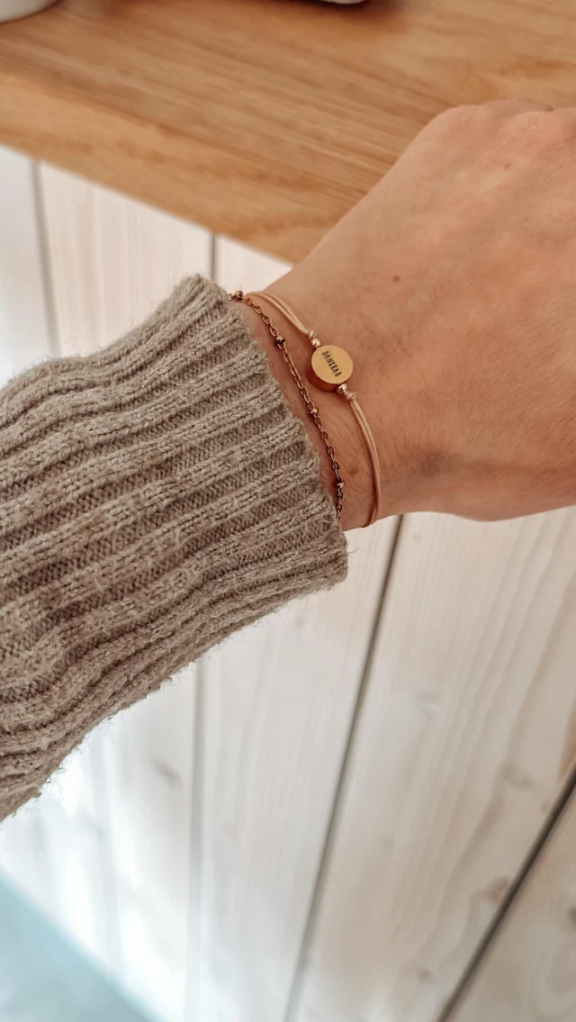 Katharina, woher nimmst du eigentlich immer deine Ideen?
Heute nehme ich dich mit in meinem KOPF ✨
.
Und die Idee zu meinen Mindset-Armbändern ist tatsächlich an einem Ort entstanden, an dem viele gute Ideen kommen…

🚿 Unter der Dusche.

⸻

Ich habe gesehen, dass sich @dekoliebe.by.eni ein neues Gravier-Lesegerät gekauft hat –
und plötzlich war er da… dieser Geistesblitz.

Warum nicht kleine Anhänger gravieren,
mit Mutmach-Wörtern, die dich im Alltag begleiten?

Wörter, die dich erinnern, wer du sein willst.

Ich habe sofort meine wichtigsten Werte aufgeschrieben –
die Qualitäten, die ich selbst gerne täglich am Handgelenk tragen würde:

✨ Joy – Lebensfreude
✨ Trust – Vertrauen
✨ Enough – wertvoll / genug sein
✨ Thankful – Dankbarkeit

Ich habe @dekoliebe.by.eni angerufen –
und sie war sofort begeistert von der Idee.

Und plötzlich kam der nächste Gedanke:
Diese Armbänder sollen noch mehr sein als Schmuck.

Also habe ich @tanjapeterseil.hypnose mit ins Boot geholt.

Wir haben uns im Fitnessstudio getroffen,
sind einige Kilometer am Laufband gegangen
und haben diese Idee weitergesponnen.

Denn zu jedem Armband gibt es jetzt auch eine passende Meditation, damit du diese Qualität nicht nur liest – sondern wirklich fühlst und lebst.
.

Ich liebe diese Freiheit des Arbeitens.
Ideen entstehen aus dem Moment heraus – und meistens seit ihr auch begeistert davon .

Die Audios sind aufgenommen,
die gravierten Anhänger von Eni sind angekommen
und ich durfte sie bereits weiter verarbeiten zu Armbändern und fotografieren.

Und jetzt dauert es nicht mehr lange…

✨ bis sie endlich im Shop verfügbar sind.

Welches Wort würdest du gerne jeden Tag am Handgelenk tragen? 
✨Joy ✨Trust ✨Thankful ✨Enough 
.#Armbänder #mindsetarmband #schmuckmitbedeutung #schmuck