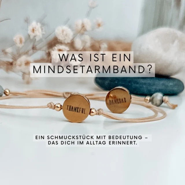 Jetzt ONLINE - die Mindset - Armbänder 
.
✨ Du brauchst keine Veränderung im Außen – sondern eine Erinnerung im Innen.

Unsere Mindset-Armbänder begleiten dich durch deinen Alltag – leise, aber kraftvoll.
Sie erinnern dich daran, was wirklich zählt:

💛 Dankbarkeit – für all das, was schon da ist
✨ Wertvoll – weil du einzigartig bist
🌿 Vertrauen – in deinen eigenen Weg
☀️ Lebensfreude – im Hier & Jetzt

Jedes Armband ist mehr als nur ein Schmuckstück:
Es ist ein kleines Ritual für dich.

Mit liebevoller Karte + Affirmation
& einer geführten Meditation von @tanjapeterseil.hypnose , die dich dabei unterstützt, diese Gefühle wirklich zu verankern 🤍

Schmuck kann vieles sein.
Aber der richtige Schmuck erinnert dich daran, wer du bist.

Er begleitet dich leise, aber kraftvoll – jeden Tag.

Und vielleicht ist genau das der Unterschied:
Du trägst nicht einfach nur Schmuck.
Du trägst eine Entscheidung.

Für dich.
Für dein Wachstum.
Für dein Leben.
.
Gleich SPEICHERN die Armbänder sind auch tolle Geschenke! 
Du findest sie im Onlineshop bei Schmuck - Mindsetarmbänder! 
.
#mindset #achtsamkeit #selflove #dankbarkeit
