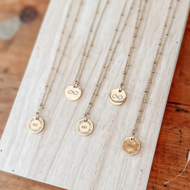 NEU ✨ Mindset-Kette-Peace-Infinity
.
Diese besondere Mindset-Kette ist mehr als nur ein Schmuckstück – sie ist ein täglicher Begleiter für dein inneres Gleichgewicht und deine wichtigsten Werte.
.
Der doppelseitig gravierte Anhänger vereint Symbolik und Bedeutung auf wunderschöne Weise:
☀️Auf der einen Seite steht das Unendlichkeitszeichen – als Zeichen für die unendliche Kraft in dir.
☀️Auf der anderen Seite findest du das Wort „Peace“ im Zentrum, umgeben von Family, Happiness, Trust und Love.
.
Die Botschaft dahinter:
Alles beginnt mit deinem inneren Frieden. Wenn du bei dir selbst ankommst, können sich diese Werte in deinem Leben entfalten und wachsen.
.
Warum du diese Kette lieben wirst
✨Doppelseitig gravierter Anhänger mit tiefer Bedeutung
✨Symbol für inneren Frieden & persönliche Entwicklung
✨Minimalistisches, elegantes Design in Gold
✨Perfekt als tägliche Erinnerung oder als Geschenk mit Bedeutung
✨ Wasserfest 
.
Für später speichern! Zu finden im Onlineshop! 
.
#halskette #mindset #kette #schmuckstück #schmuck
