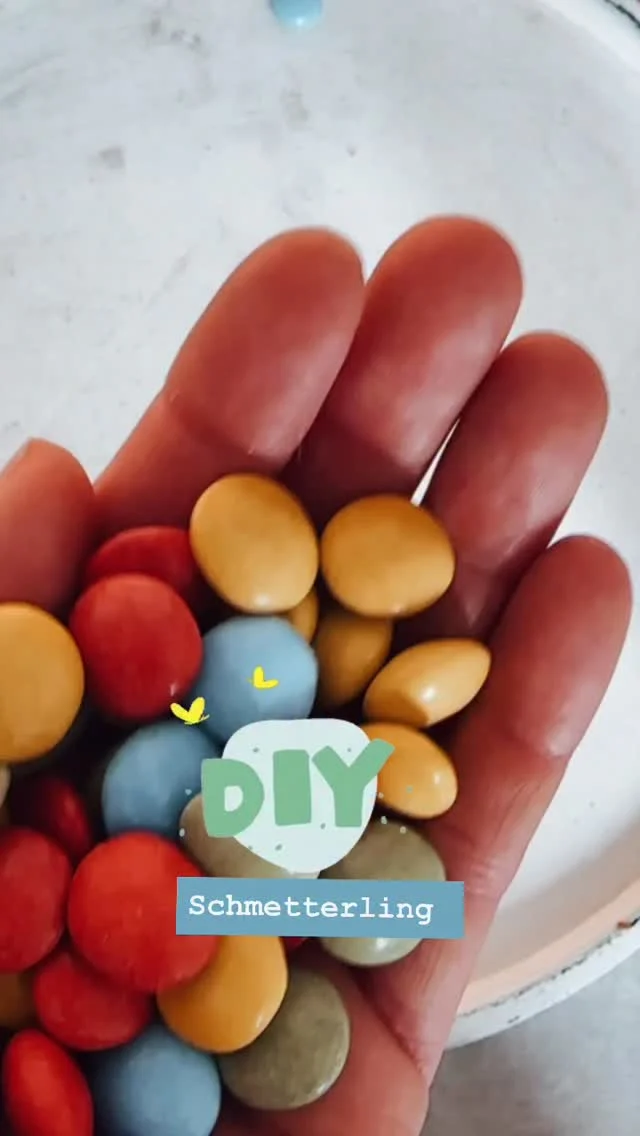 🦋✨ Süße DIY-Idee fürs Osternest! ✨🦋

Dieses kleine Schmetterlings-Tutorial ist nicht nur super einfach, sondern auch ein echter Hingucker 🐣💛
Alles, was du brauchst, sind Schokolinsen, eine kleine Plastiktüte und etwas Basteldraht oder Pfeifenputzer – und schon zauberst du im Handumdrehen eine niedliche Osterüberraschung!

Perfekt zum Verschenken, Dekorieren oder einfach als kleine Freude zwischendurch 🥰

SPEICHERN und NACH MACHEN ! Viel Spaß beim Basteln! 🦋✨

#ostern #osteridee #osternest #diy #bastelnmitkindern kinderbasteln frühlingsdeko selbstgemacht diyidee bastelidee schmetterling süßigkeiten geschenkidee einfachbasteln kreativzeit
