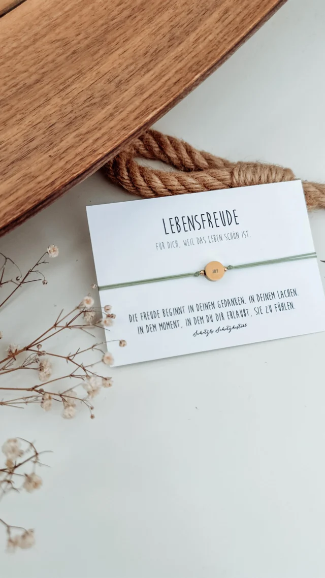 Dieses Armband ist mehr als nur ein Schmuckstück ✨

Es ist eine kleine Erinnerung – an dich.
An das, was du fühlen möchtest.
Und an das, was längst in dir steckt.

Jedes Mindset-Armband steht für einen bestimmten Wert:
Dankbarkeit, Vertrauen, Lebensfreude oder das Gefühl, wertvoll zu sein 🤍

Und das Besondere daran:
Zu jedem Armband bekommst du eine passende Audio-Meditation, die dich genau in diesem Gefühl unterstützt – nicht nur einmal, sondern immer wieder in deinem Alltag.

Beim Tragen.
Beim Innehalten.
Oder genau dann, wenn du es gerade brauchst.

So wird aus einem Schmuckstück ein täglicher Begleiter –
der dich sanft daran erinnert, wie du dich fühlen möchtest ✨

Für dich selbst oder als Geschenk mit echter Bedeutung 💛 Jetzt im Onlineshop 🥰
.
#armband #geschenk #schmuck #mindset