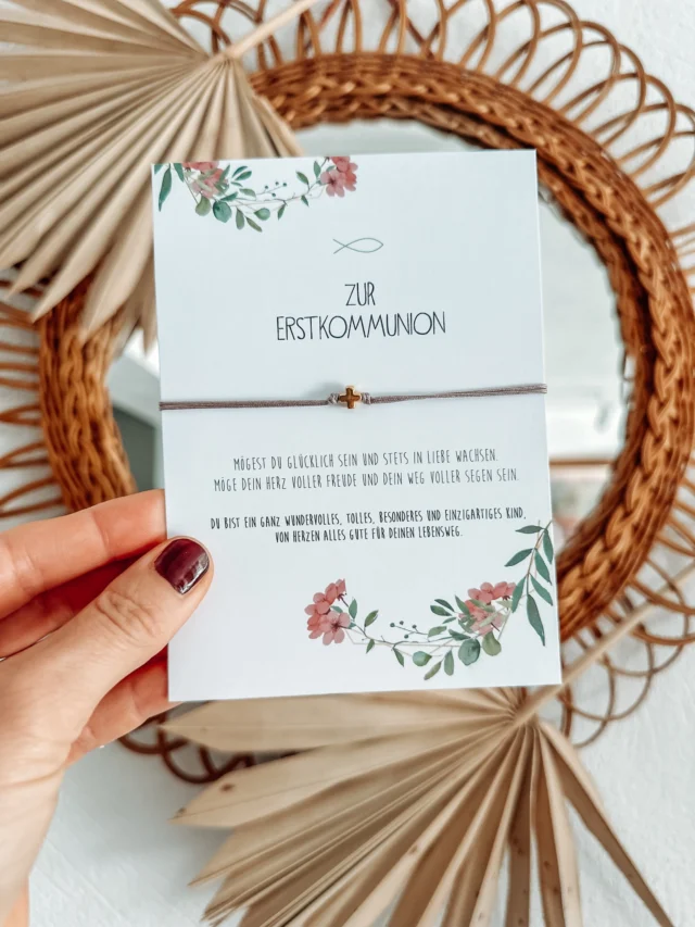 Geldgeschenkboxen und Armbänder lassen sich einfach wundervoll miteinander kombinieren ✨
So entsteht im Handumdrehen ein fertiges, persönliches Geschenk, das jedes Kommunions- oder Firmungskind garantiert freut 💛

In meinem Onlineshop findest du noch viele weitere liebevolle Geschenkideen passend zu diesen besonderen Anlässen.
.
Für später speichern 
#erstkommunion #firmung #geschenkidee #geldgeschenk #geschenkset schmuckliebe armbandliebe personalisiert onlineshop lieblingsgeschenk