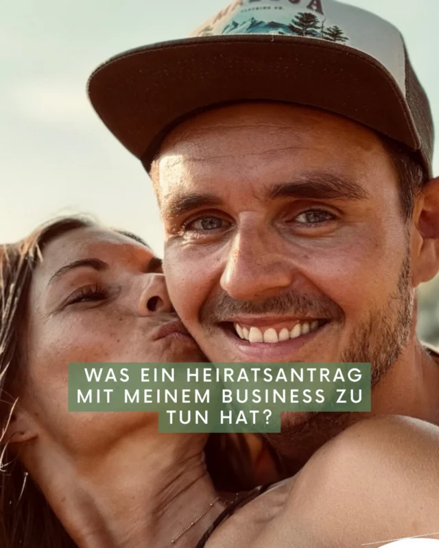 Manchmal frage ich mich ja: Was wäre eigentlich gewesen, wenn mein Mann mir vor 11 Jahren diese eine Frage nicht gestellt hätte…? 😄

Mein Unternehmen hätte definitiv einen viel weniger charmanten Namen. Und seien wir ehrlich: Schatzl ist einfach ein cooler  Nachname ✨ und „ Schatzls Schatzkisterl“ klingt einfach nach etwas, das mit ganz viel Liebe gemacht ist ✨ dafür steht mein Unternehmen nach so vielen Jahren immer noch ❤️🎈.

Und das Schönste daran? Mein größter Schatz steht jeden Tag an meiner Seite. (Ja, ein bisschen kitschig – einfach dankbar - weil es einfach nicht selbstverständlich sein soll 🙌 ) ! 

Was viele gar nicht wissen: Mit unserer Hochzeit ist nicht nur der Name entstanden – sondern eigentlich das ganze Fundament meines Unternehmens.Wir haben gemeinsam Logos gestaltet, uns unseren ersten „richtigen“ PC zugelegt und Schritt für Schritt angefangen, Ideen umzusetzen. Aus unserer eigenen Hochzeit sind nach und nach die ersten Produkte entstanden – und später dann auch ganz viele, die durch unsere Kinder inspiriert wurden. ❤️🎈

Seit vielen Jahren gehen wir gemeinsam durchs Leben: wir lachen, wachsen, stolpern – und stehen wieder auf. Und während mein Unternehmen Schritt für Schritt gewachsen ist, war er immer da. Nicht laut, nicht im Vordergrund – aber mit genau den Worten, die zählen: „Du schaffst das.“ 
☀️Katharina ich glaub an DICH ☀️

Und manchmal ist genau das die stärkste Unterstützung überhaupt.☀️ D A N K E  @manuelscha86 ,dass du immer wieder neue Weg mit mir einschlägt … und so unser LEBEN immer spannend ist und bleibt 🙏

Ohne ihn gäbe es vielleicht ein Unternehmen.Aber nicht dieses. Nicht mit diesem Namen. Nicht mit dieser Geschichte. Und ganz sicher nicht mit so viel Herz und das so eng mit unserem Leben verbunden ist! ☀️

Und seien wir ehrlich: Ein bisschen Romantik im Business hat noch niemandem geschadet. 💛
Also lass etwas LIEBE in den Kommentaren da 🤍
.
#handmade #lovers #liebe  #herzensmensch