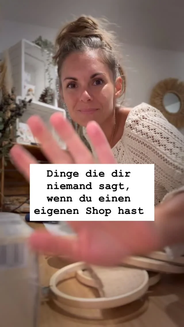 Gerade ist bei mir richtig viel in Bewegung:
Die Erstkommunion-Saison startet voll durch 🤍
viele Bestellungen dürfen rausgehen – und gleichzeitig ziehen auch viele Produkte in mein Schauraum…

Aktuell wird sogar der Parkplatz dafür fertiggestellt 🙈 Baustelle 317 😅🙈☀️🙌 und irgendwie kommt gefühlt ständig etwas Neues dazu.

An manchen Tagen kommen so viele Bestellungen rein, dass ich kaum hinterherkomme 😅
und dann gibt es wieder ruhigere Tage, an denen ich alles aufarbeite, plane und neue Ideen entstehen lasse.

Genau diese Mischung gehört einfach dazu –
sie kostet Kraft, Zeit und manchmal auch Nerven,
aber am Ende entsteht daraus etwas richtig Schönes, das sich absolut lohnt ✨

Und genau deshalb möchte ich auch etwas sagen, das mir sehr am Herzen liegt:

Euer Support für mein Unternehmen bedeutet unglaublich viel 💛
Jede Bestellung, jede Weiterempfehlung, jedes Like und jedes Speichern hilft uns wirklich weiter und lässt uns wachsen.

Hinter jedem Unternehmen steckt so viel Zeit, Liebe und Energie – und ihr seid ein großer Teil davon, dass das alles möglich ist.

Danke, dass ihr mich auf diesem Weg begleitet 🤍
#schmuck #handmade #geschenkidee #armband
