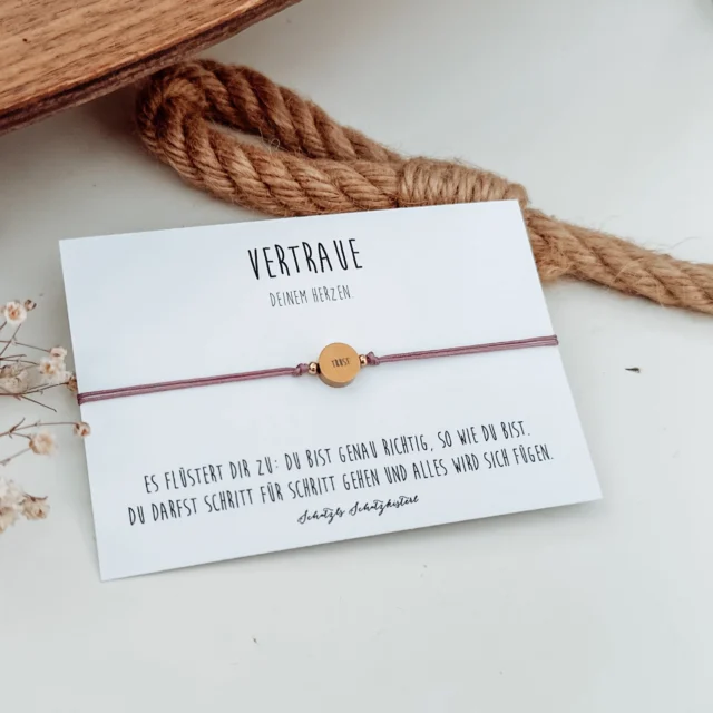 Vertraue deinem Herzen – es flüstert dir den Weg ✨

Manchmal braucht es keine großen Antworten, sondern einfach den Mut, Schritt für Schritt weiterzugehen.
In deinem Tempo. Auf deinem Weg. Und mit dem Vertrauen, dass sich alles zur richtigen Zeit fügt.

Unsere neuen Mindset-Armbänder begleiten dich genau dabei 🤍
Sie sind mehr als nur ein Schmuckstück – sie sind eine tägliche Erinnerung.

Mit der Gravur „Trust“ auf der einen und „Vertrauen“ auf der anderen Seite tragen sie beides in sich:
das Loslassen und das Ankommen.

Zusätzlich begleitet dich eine passende Meditation zum Thema Vertrauen, die dir hilft, immer wieder bei dir selbst anzukommen – gerade dann, wenn der Kopf laut wird.

Eine kleine Erinnerung am Handgelenk:
Du darfst deinem Weg vertrauen.
Du darfst losgehen.
Und du darfst darauf vertrauen, dass alles genau so richtig ist, wie es gerade ist ✨
#mind  #mindset #armband  #schmuck