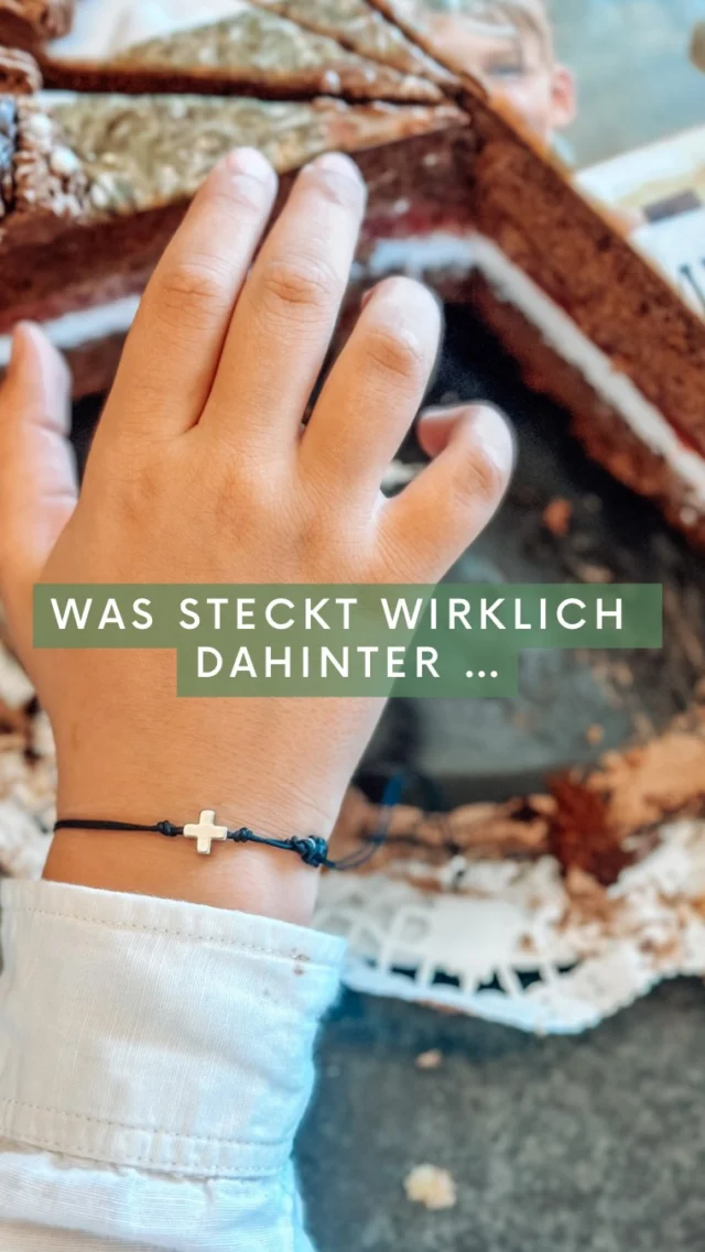 Wenn du eine meiner Geschenkeboxen kaufst, unterstützt du viele wunderbare Menschen 🤍

Heute nehme ich dich kurz mit hinter die Kulissen:

Jede Box beginnt mit viel Handarbeit – die Schachteln werden gefaltet, Schritt für Schritt.
Die Holzkreuze entstehen in einer Werkstatt für Menschen mit Behinderung und werden dort liebevoll gefertigt.
Die Armbänder fertige ich selbst – mit Edelsteinen, bei mir zu Hause in Oberösterreich.

Auch das Design stammt aus meiner Hand: Postkarten und Armbandkarten entstehen mit viel Herz und werden regional gedruckt – mit Ökostrom, ganz in meiner Nähe. Ich kann sie sogar zu Fuß abholen 🌿

Am Ende wird jede Box von mir persönlich zusammengestellt und für dich verschickt.

Ein Produkt – so viele Hände, so viel Herz 
#firmung #erstkommunion #handmade #geschenkefürkinder