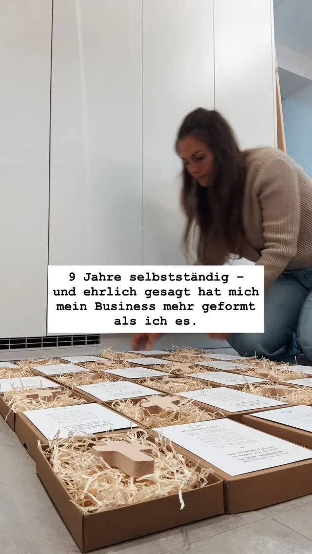 Du denkst, du baust dir ein Business auf…
bis du merkst, dass es eigentlich dich aufbaut.

Ich hab damals einfach angefangen.
Mit Ideen, mit Bauchgefühl – und ohne zu wissen, wohin das alles führt.

Heute, fast 9 Jahre später, kann ich sagen:
Ich bin nicht nur gewachsen – ich bin in so viele Rollen hineingewachsen, die ich nie gelernt habe.

Ich hab mir alles selbst beigebracht.
Bin durch Herausforderungen gegangen, hab gezweifelt, ausprobiert, weitergemacht.

Und ja, es gab Holpersteine.
Aber nichts, was mich wirklich hat aufgeben lassen.
Eher im Gegenteil – ich durfte so unfassbar viel lernen.

Und was mich am meisten berührt:
Ich habe nach all den Jahren immer noch diese riesengroße Freude, kreativ zu sein.
Immer noch Ideen. Immer noch dieses Feuer.

Und genau das ist für mich das größte Geschenk.

Anfang Mai wird übrigens gefeiert.
Nicht nur ich – sondern wir gemeinsam.
Ich hab mir etwas Besonderes für euch überlegt… ✨
.
#handmade -#geschenke  #geschenkefürkinder  #geschenkidee