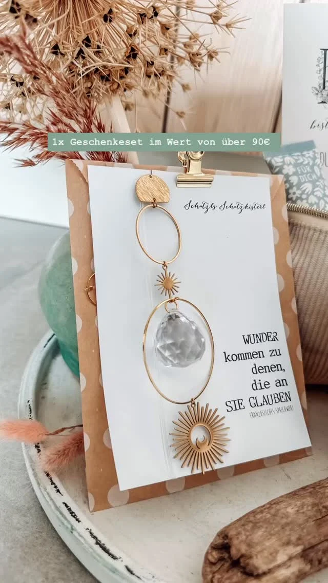 🎉 GEWINNSPIEL ZUM 9. GEBURTSTAG 🎉

Schatzls Schatzkisterl wird 9 Jahre alt – und das möchte ich gemeinsam mit euch feiern! 💛
Als Dankeschön für eure Unterstützung über all die Jahre verlose ich ein liebevoll zusammengestelltes Geschenkeset im Wert von 90 €.

✨ Das erwartet dich:
Ein bunt gemischtes Paket quer durch mein Sortiment …
💫 ein wunderschöner Lichtsprecher
🌞 eine Sonnenkette
💎 ein Armband & ein Ring
👜 eine kleine Kosmetiktasche
🍫 gefüllt mit Schokolade, Handcreme, einer Postkarte & einem Flaschenöffner
———
📌 SO KANNST DU TEILNEHMEN:
1. Folge meinem Account
2. Like diesen und ein paar andere Beiträge
3. Kommentiere, WER sich noch über das Set freuen würde …

✨ Extra-Los: 
Teile den Beitrag in deiner Story und markiere mich!
📅 Teilnahmeschluss: 5.5.26
🎁 Auslosung: per Zufallsprinzip. Bekanntgabe per DM
———
⚖️ RECHTLICHE HINWEISE:
• Veranstalter des Gewinnspiels ist Schatzls Schatzkisterl.
• Teilnahmeberechtigt sind Personen ab 18 Jahren mit Wohnsitz in der EU.
• Das Gewinnspiel steht in keiner Verbindung zu Instagram/Facebook und wird in keiner Weise von diesen gesponsert, unterstützt oder organisiert.
• Der Gewinner/die Gewinnerin wird per Direktnachricht verständigt. Meldet sich der Gewinner nicht innerhalb von 48 Stunden, wird neu ausgelost.
• Eine Barauszahlung oder ein Umtausch des Gewinns ist nicht möglich.
• Der Rechtsweg ist ausgeschlossen.
• Die im Rahmen des Gewinnspiels erhobenen Daten werden ausschließlich zur Durchführung verwendet und anschließend gelöscht.
———
Danke, dass ihr Teil dieser Reise seid – auf viele weitere Jahre mit euch! 💛✨ Katharina
