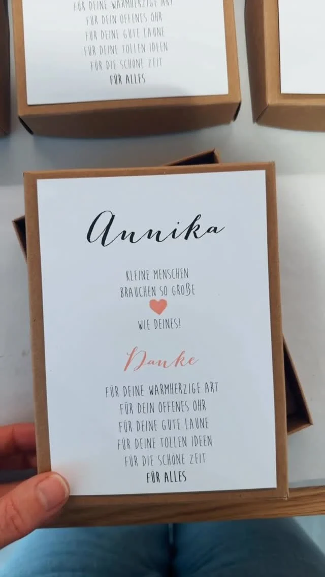 Die Abschiedsgeschenke stehen schon in den Startlöchern ✨
Für Erzieherinnen & Pädagoginnen findet ihr jetzt schon viele liebevoll gestaltete Abschiedsboxen im Onlineshop. 💛

Und es kommt noch mehr – ein weiteres schönes Produkt ist bereits in Planung. Seid gespannt! 🌸