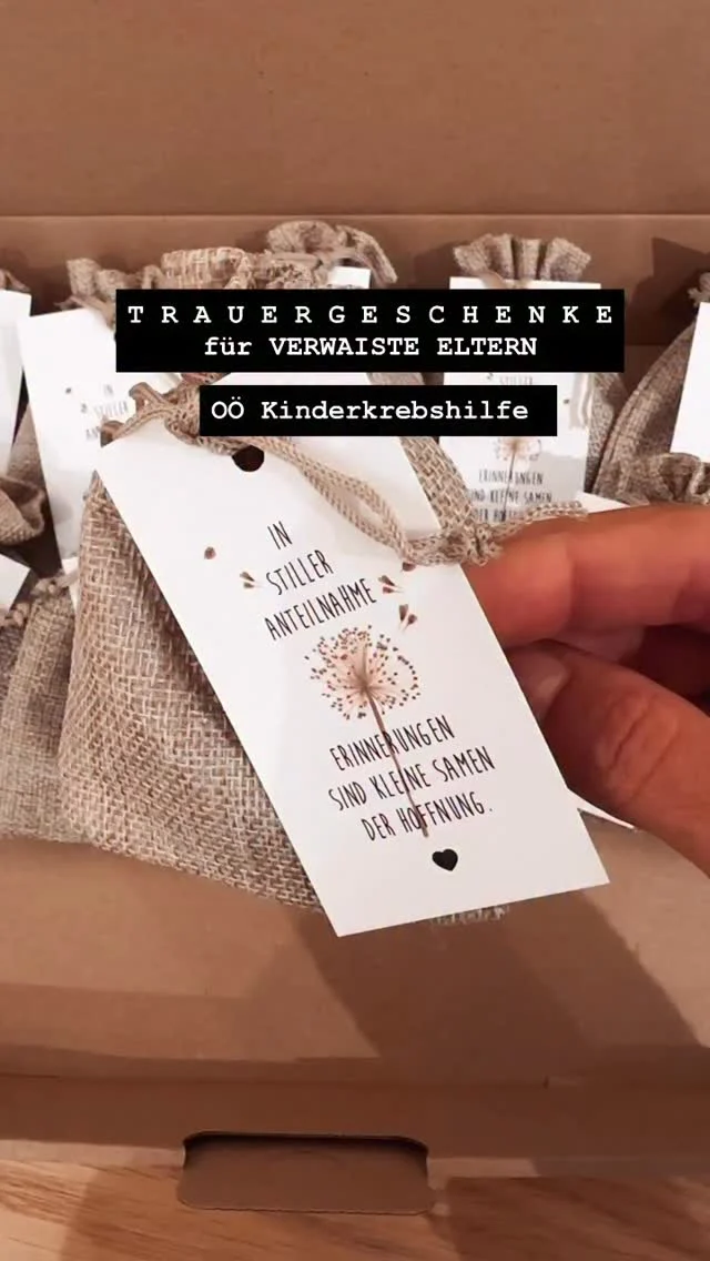 Diese Woche durfte ich eine ganz besondere Herzensarbeit fertigstellen. ✨

Für die Elterninitiative der Kinder-Krebs-Hilfe OÖ durfte ich kleine Geschenke für verwaiste Eltern anfertigen – mit ganz viel Liebe, Mitgefühl und stillem Respekt.

Entstanden sind kleine Sackerl mit Blumensamen als Zeichen dafür, dass selbst nach den dunkelsten Zeiten wieder etwas wachsen darf. 🌱
Dazu Kraftgeber-Armbänder mit Edelsteinen und kleinen Sternen – als stiller Begleiter, als Erinnerung, als Symbol dafür, dass geliebte Menschen für immer weiterleuchten. ⭐

Es gibt Momente, in denen Worte nicht ausreichen.
Und manchmal können kleine Gesten ein wenig Wärme schenken, wenn das Herz unendlich schwer ist.

Ich bin dankbar, dass ich mit meinen Händen etwas schaffen durfte, das Trost, Kraft und Verbundenheit ausdrücken soll. 🤍

Meine Gedanken sind bei allen Familien, die einen so schweren Verlust tragen müssen. 🕊️
#sternkkind #trauer #trauergeschenke #sternkinder