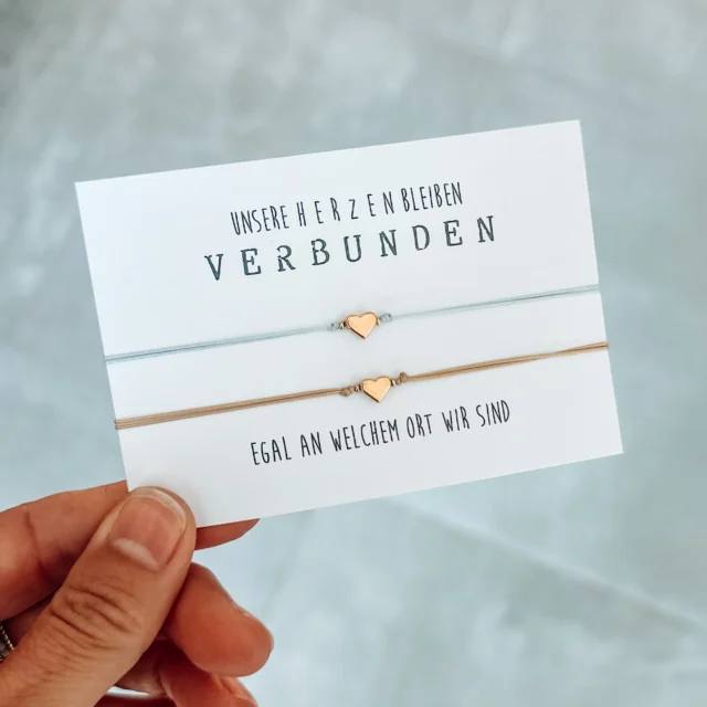 Dieses Armband durfte ich als Geschenk für Zwillinge anfertigen. 💕 Es ist mit einem Schiebeknoten gefertigt, im Shop findet ihr es aber auch mit Gummiband.

Gerne könnt ihr mir schreiben, wenn ihr Sonderwünsche bezüglich der Farben oder der Ausführung mit Schiebeknoten habt. 🌈

Das Armband ist ein liebevoller Begleiter für viele besondere Momente – zum Kindergarten- oder Schulstart, bei Trennungsschmerz, wenn ein lieber Mensch auf Reisen geht oder einfach als Zeichen der Verbundenheit.

Zwei Herzen, verbunden – egal, an welchem Ort wir sind. ❤️

#freundschaftsarmband #geschwisterliebe #zwillinge #handgemacht #personalisiert