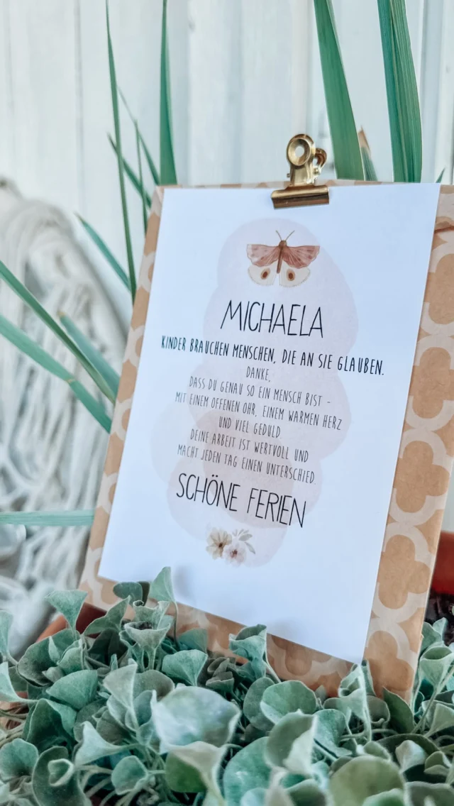Du suchst ein persönliches Abschlussgeschenk, das von Herzen kommt? ✨

Dann bist du bei mir genau richtig! Dieser wunderschöne Lichtfänger mit floralem Motiv zaubert bunte Lichtmomente ins Fenster und ist ein liebevolles Dankeschön zum Kindergarten- oder Schuljahresende.

Besonders schön: Die personalisierte Verpackung wünscht der Pädagogin oder Lehrerin erholsame Ferien und überbringt liebe Grüße. 🌸☀️ zu finden bei Anlässe - Abschlussgeschenke 

#abschlussgeschenk #schulschluss  #geschenke #geschenkefürlehrer