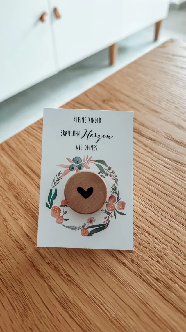Du suchst ein liebevolles Abschiedsgeschenk für Pädagoginnen, Helferinnen oder Lehrerinnen?

Die Ferien stehen vor der Tür und du möchtest einfach „Danke“ sagen? ☀️💛

Unsere neuen Flaschenstopper sind das perfekte kleine Geschenk zum Schul- oder Kindergartenabschluss. Sie sind nicht nur praktisch für sommerliche Getränke, sondern kommen auch in einer wunderschön gestalteten Verpackung daher – bereit zum Verschenken.

✨ Wertschätzend
✨ Nützlich
✨ Sommerlich
✨ Preiswert

Eine kleine Aufmerksamkeit mit großer Wirkung, die garantiert in Erinnerung bleibt.
.
Für später SPEICHERN 
.

Jetzt im Onlineshop von Anlässe Abschiedsgeschenke entdecken! 💐

#abschiedsgeschenk #dankesagen #lehrerin #pädagogin #kindergarten kindergartenpädagogin helferin schulschluss