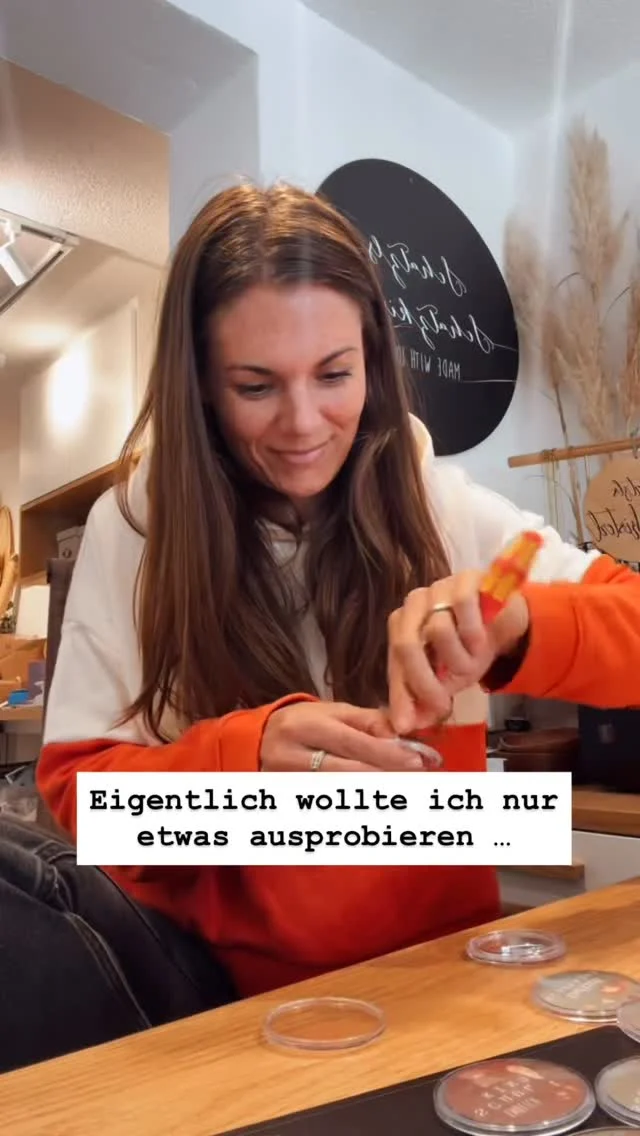 Für manche ist Meditation ein Spaziergang.
Für manche Yoga.
Für mich ist es das hier.
.
Wenn ich an neuen Produkten arbeite, verliere ich komplett Raum und Zeit.
Plötzlich sind Stunden vergangen und ich merke es nicht einmal.
.
Genau in solchen Momenten entstehen die Ideen, die später in eure Kinderzimmer, Schultüten oder Geschenkboxen wandern.
Und gerade entstehen wieder so viele neue Schulstart-Produkte.
.
Manchmal kann ich selbst kaum glauben, wie viele Geschäfte mich inzwischen anfragen.
Bald findet ihr meine Produkte wieder an neuen Orten.
Und ich freue mich riesig, euch dabei mitzunehmen.
.
Wer liebt dieses Gefühl auch, wenn man völlig in einer Tätigkeit aufgeht?
.
#handmade #schultart #schule #schulbeginn