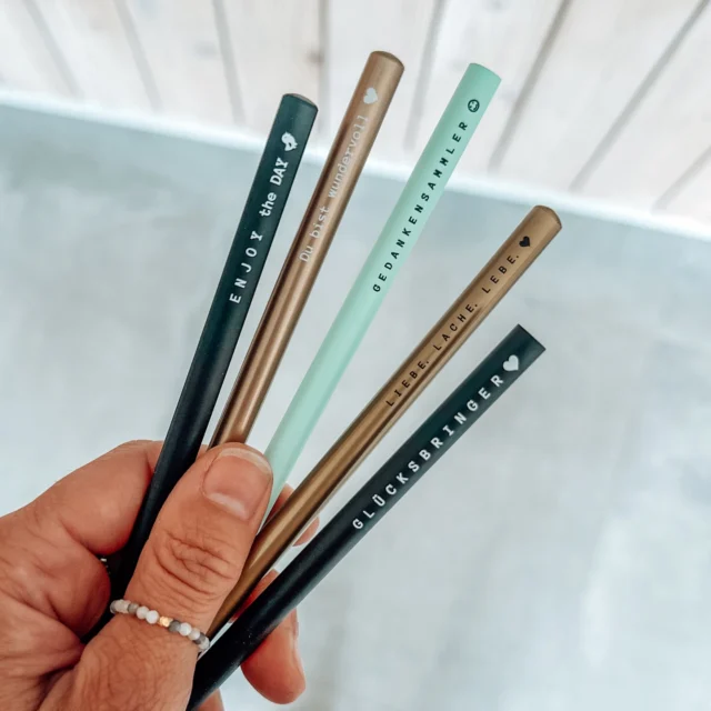 Neu im Shop eingezogen 💚

Unsere Bleistifte in der fröhlichen Farbe Mint sind da! Mit ihrem liebevollen Design sind sie ein schönes kleines Geschenk für Kolleginnen, zum Schulabschluss, für Schulkinder oder einfach als kleine Aufmerksamkeit zwischendurch.

Jetzt im Onlineshop unter der Kategorie „Schätze, Blöcke & Stifte“ entdecken.

✨ Gleich speichern und für die nächste Geschenkidee vormerken!

#bleistiftliebe #geschenkidee #mintliebe #schulabschluss #kleinefreude