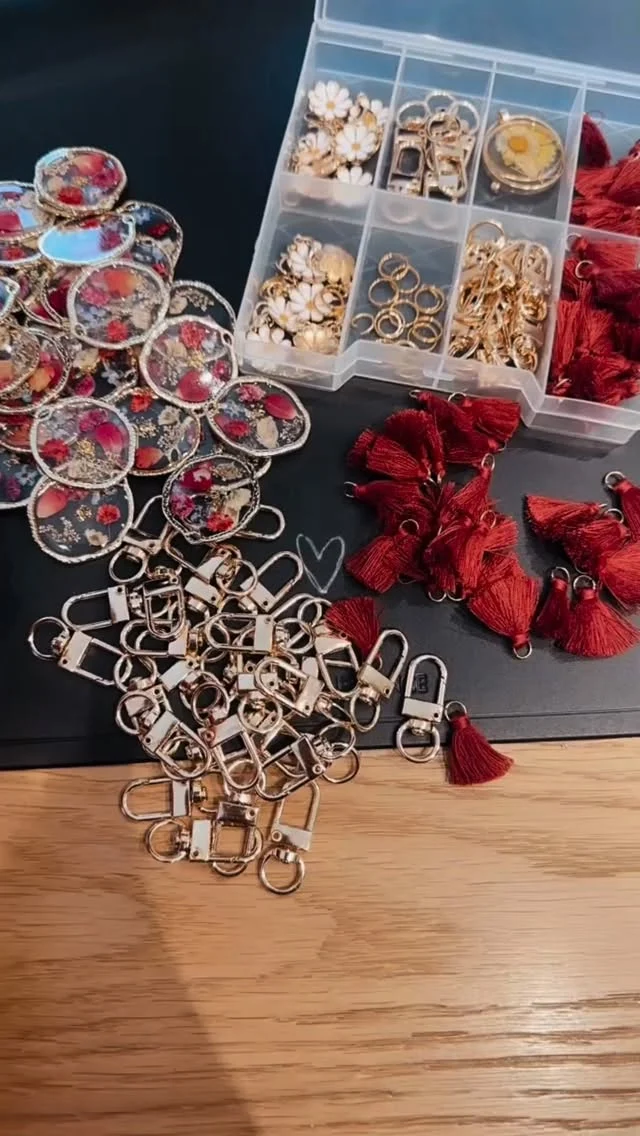 Die beliebten Schlüsselanhänger für die Abschlussgeschenke sind wieder da! 🎓✨

Aufgrund der großen Nachfrage wurden sie nachproduziert und sind ab sofort erhältlich:
🌸 in der @stadtblumerie 
🎁 im @krammerladen.at 
🏡 sowie direkt bei mir im Schauraum und im Onlineshop

Perfekt als kleine Aufmerksamkeit zum Schulabschluss, zur Matura oder als Erinnerung an einen besonderen Meilenstein. 💛

#abschlussgeschenk #schulabschluss #matura #geschenkidee #schlüsselanhänger
