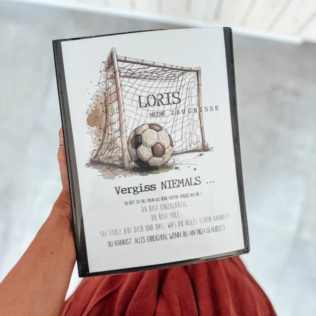 ✨ Deine Noten sind nur ein kleiner Ausschnitt deiner Geschichte – nicht dein ganzes Buch.

Bald gehen viele Schulkinder mit ihren Zeugnissen nach Hause. Manche mit Stolz, manche mit gemischten Gefühlen. Und genau deshalb ist es wichtig, ihnen etwas mitzugeben, das bleibt:

💛 Du bist mehr als eine Zahl.
💛 Du bist mehr als eine Bewertung.
💛 Du bist Kreativität, Mut, Neugier, Humor und Herz.

Eine Zeugnismappe ist dabei mehr als nur eine Mappe. Sie ist ein kleiner Begleiter für große Momente – für all das, was gelernt, geschafft und erlebt wurde.

Denn am Ende zählt nicht nur, was auf dem Papier steht, sondern wer du bist, wenn du es zuklappst.

🌿 Noten zeigen Leistungen.
❤️ Aber nicht deinen Wert.