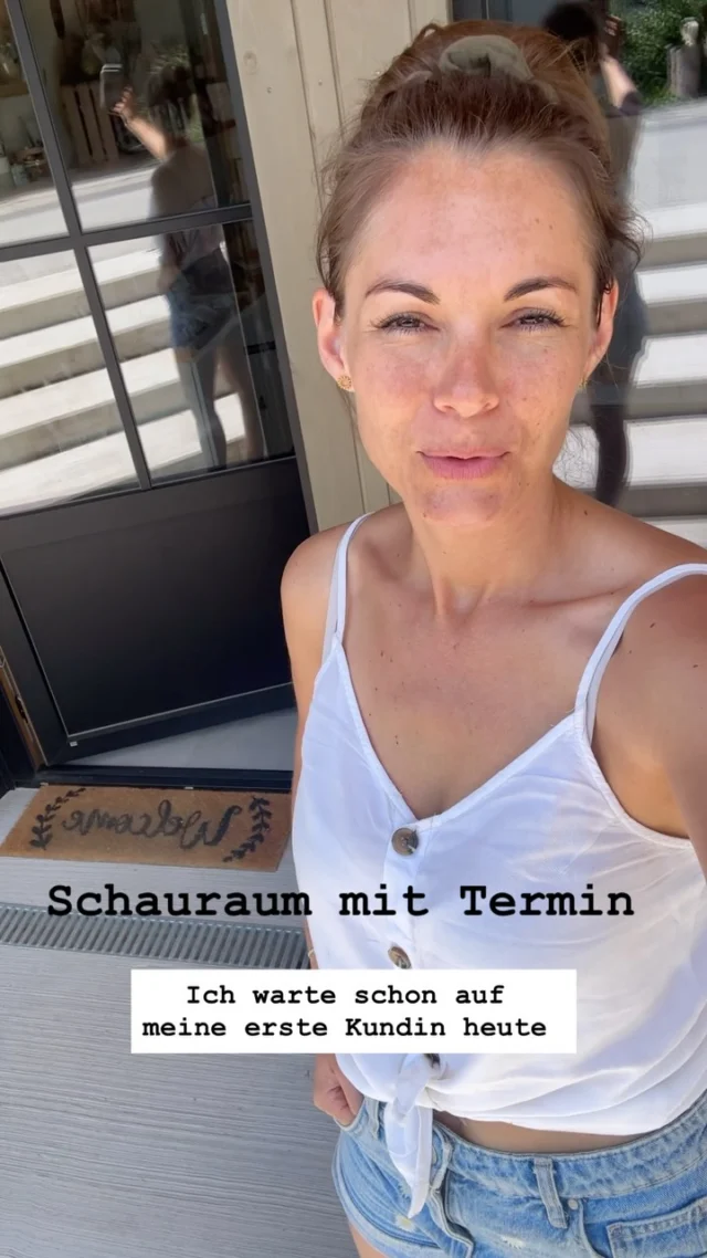 Ich warte gerade auf meine Kundin die bereits einen Schauraumtermin vereinbart hat. Gerne könnt ihr im Anschluss weiterhin Termine vor Ort ausmachen, um die Schätze direkt zu shoppen. ✨“

Hashtags:
#Schauraum #Terminvereinbarung #ShopTheLook #InteriorLove