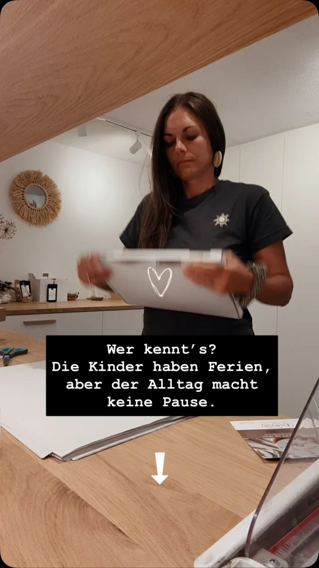 Working Mum Modus ✨

Im Juli arbeite ich noch ganz normal weiter, bevor ich mir im August eine Pause gönne.

Ich liebe meine Arbeit wirklich sehr und bin unglaublich dankbar, dass ich mir meine Zeit flexibel einteilen kann. Aber gerade in den Ferien merke ich immer wieder: Es ist trotzdem ein Spagat.

Auch wenn die Kinder schon größer sind, auch wenn Oma und Opa mal unterstützen und auch wenn vieles gut funktioniert – die Kinder sind halt zu Hause. Es wird gekocht, gefragt, erzählt, organisiert und nebenbei läuft der ganz normale Alltag weiter.

An manchen Tagen klappt das wunderbar. An anderen merke ich, dass ich ständig zwischen Arbeit und Familienalltag hin- und herspringe.

Deshalb werde ich im August einen Gang zurückschalten.
.
Und ich weiß, dass viele Mamas dieses Gefühl kennen – egal ob selbstständig oder angestellt: In den Ferien alles unter einen Hut zu bringen, ist oft leichter gesagt als getan.

Wie erlebt ihr das? Kennt ihr das auch ?😊